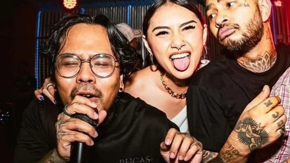 Chocki Pardede bersama Onadio Leonardo dan istri. [Instagram.comcokipardedebebas]2